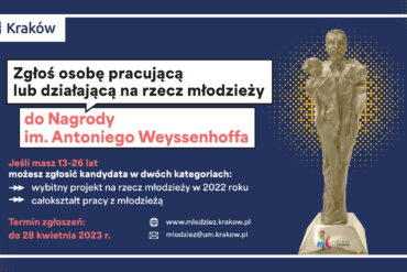 Granatowe tło, statuetka, tekst