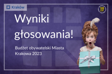 Niebieskie tło, dziewczynka, tekst